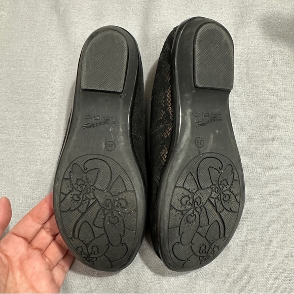 Sz. 36 Dansko Olivia black/gold snake print loafers, comfort, walking, slip-on - Picture 3 of 13